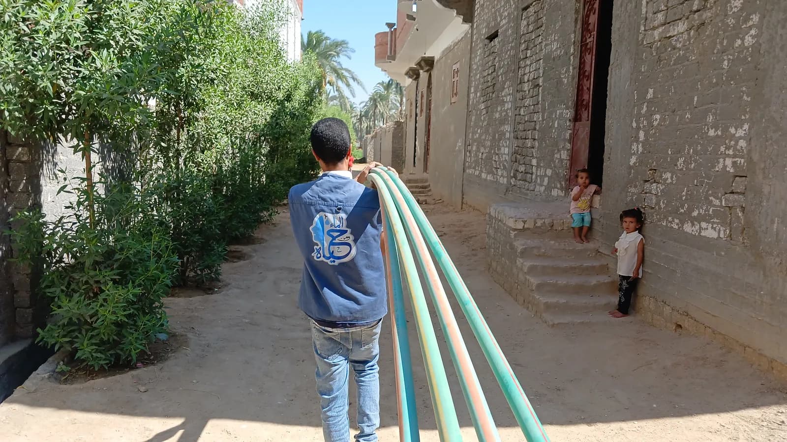 نقل مواسير المياه إلى موقع التنفيذ
