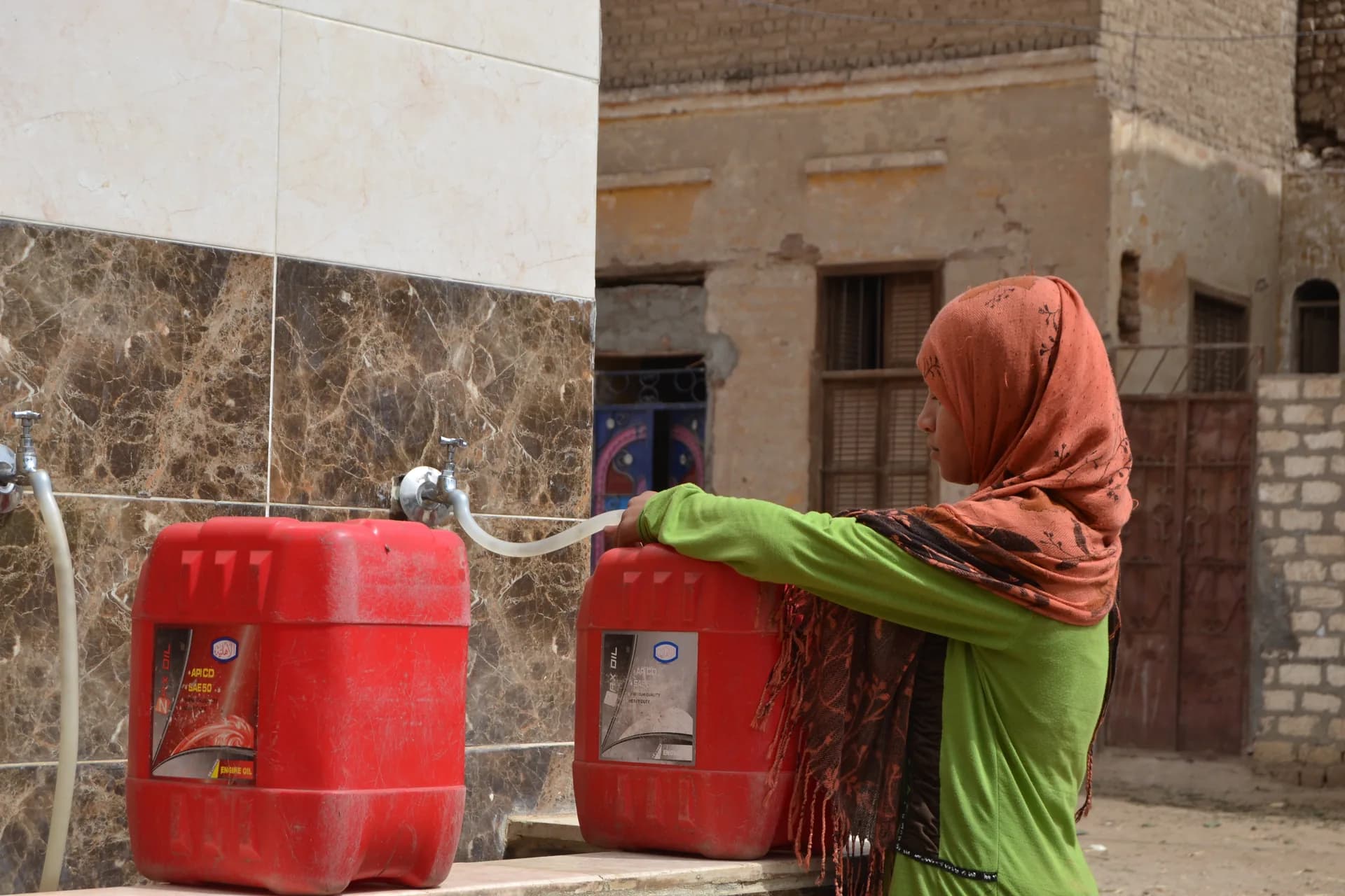 عينة مياه بها عكارة وأملاح مرتفعة قبل المعالجة