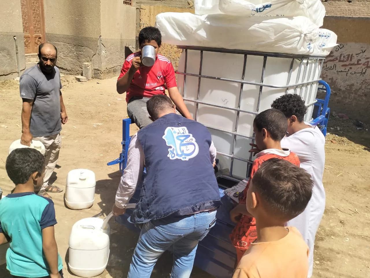 فريق التطوّع مع الأطفال في حملة توعية